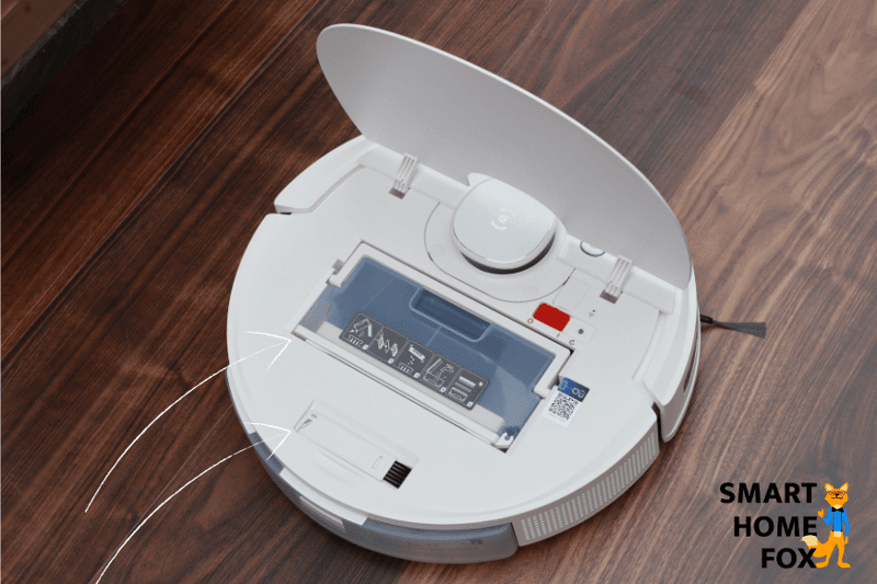 Der Ecovacs Deebot T9 steht mit offener Klappe auf dem Boden